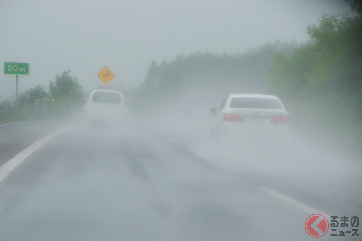 高速道路を走行時に大雨で目の前に冠水が!? どうすればいいのか？