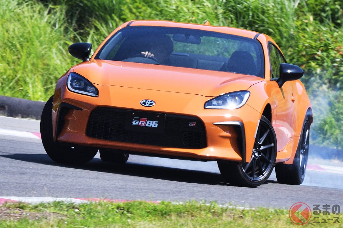 なぜ「ハチロク」は人気? AE86/86/GR86の魅力とは(画像はGR86 RZ“10th Anniversary Limited”のドリフト)