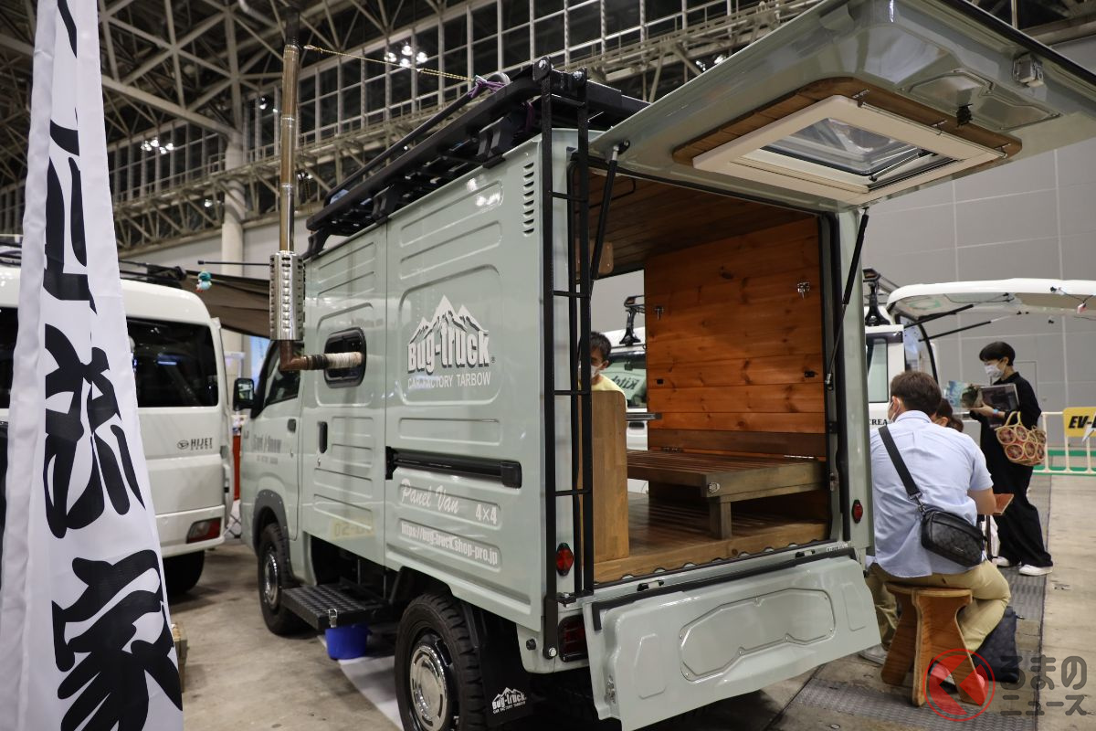 荷室(パネル)部分の内装は、天井・壁・床が木製で出来ている! 見た目は可愛らしい自由自在カスタムの「バグトラック」とは