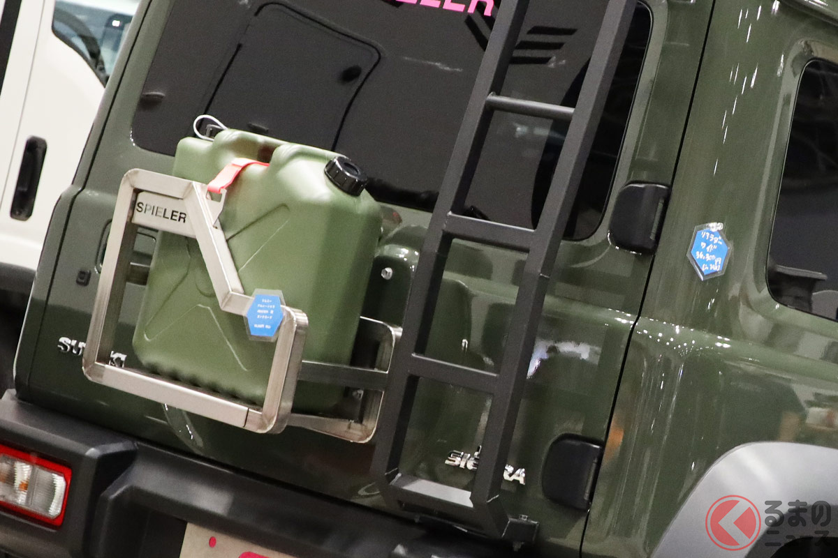 スチール製の梯子アイテムが加わるだけでオシャ外装に! スズキ「ジムニー/ジムニーシエラ」のゴツいカスタマイズがスゴい!