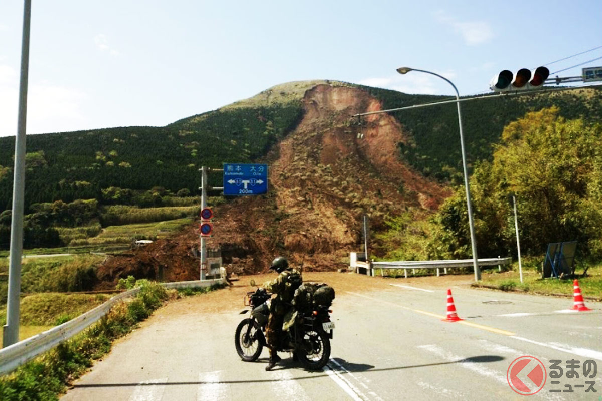 災害派遣でも先行偵察する。平成28年4月の熊本地震で阿蘇大橋に進出した偵察オートバイ。(画像:陸上自衛隊)