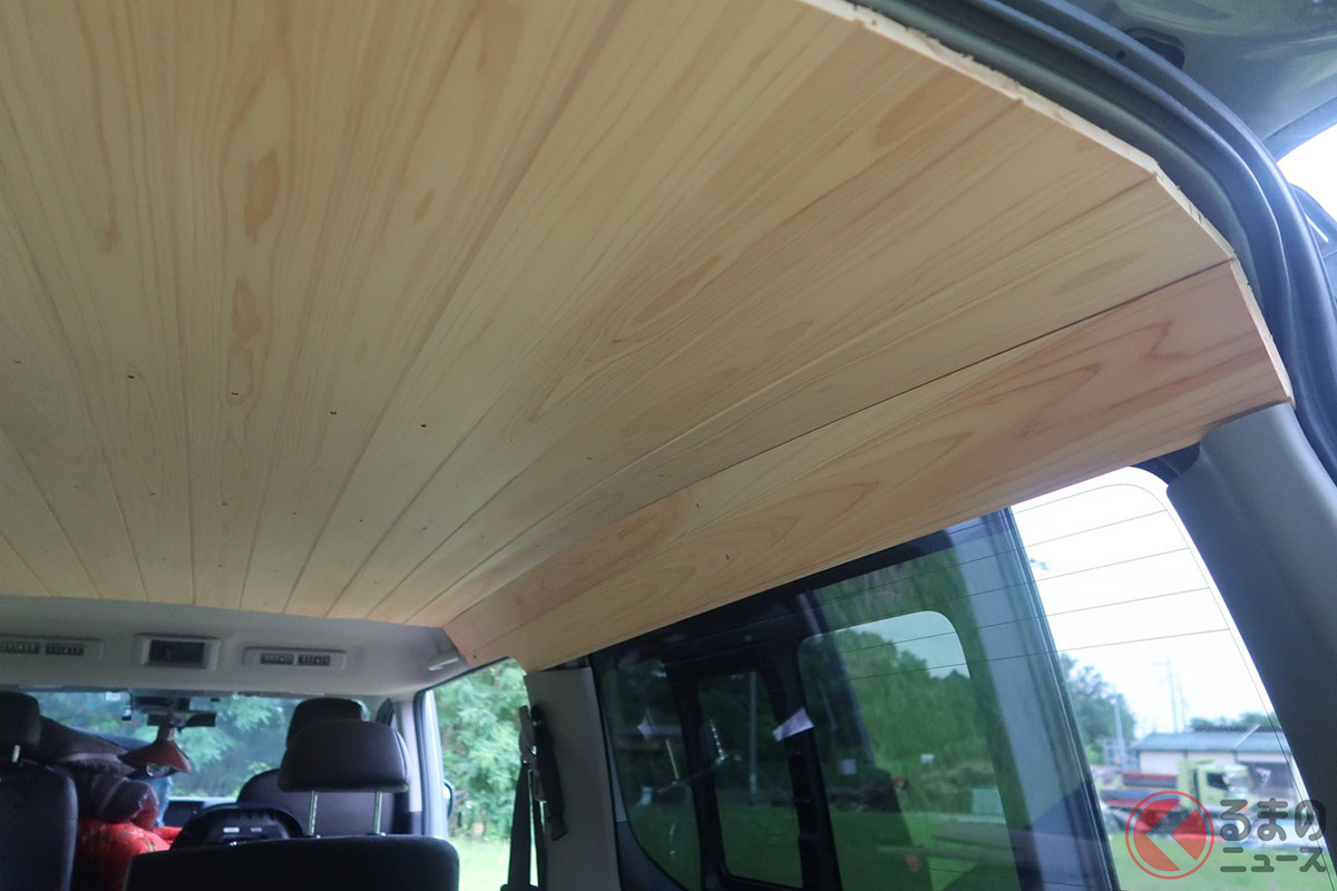 天井の板張りは自らDIYで貼り付けている!(画像提供:もじゃお@日産キャラバンDIY挑戦中 (以下もじゃおさん)