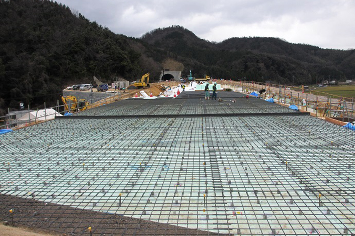 実際に発泡スチロールを使ったEPS工法を導入した工事例（画像：鳥取県公式サイトより）