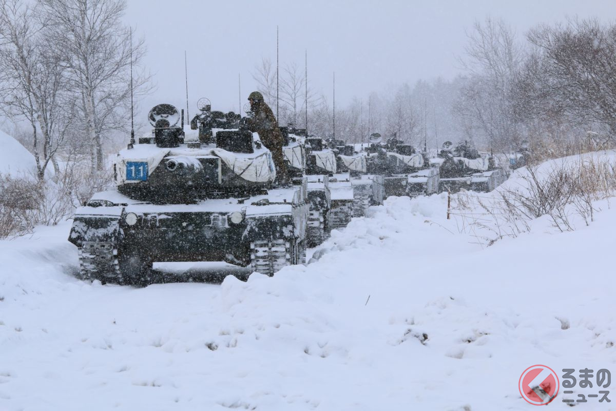 豪雪の中、隊列を組んで待機する戦車隊。みるみる雪が積もって自然の冬季迷彩になっていく。（撮影：月刊PANZER編集部）