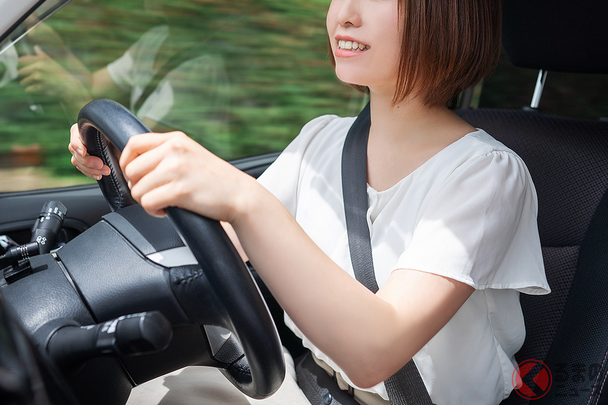 初心者ドライバーなどは運転に不慣れなために前かがみな姿勢になりやすいというが…何が問題なのか?(画像はイメージ)