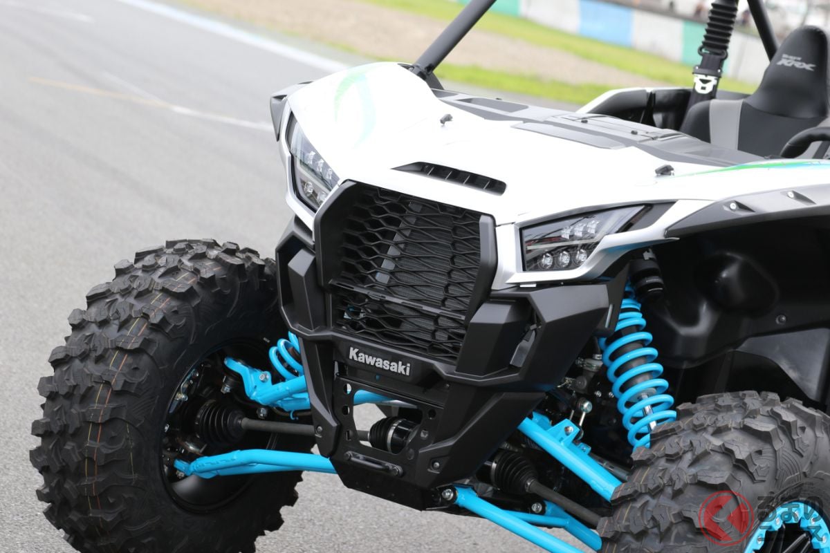 カワサキモータースがお披露目した二輪車用水素燃料直噴エンジンを搭載した研究用オフロード四輪車