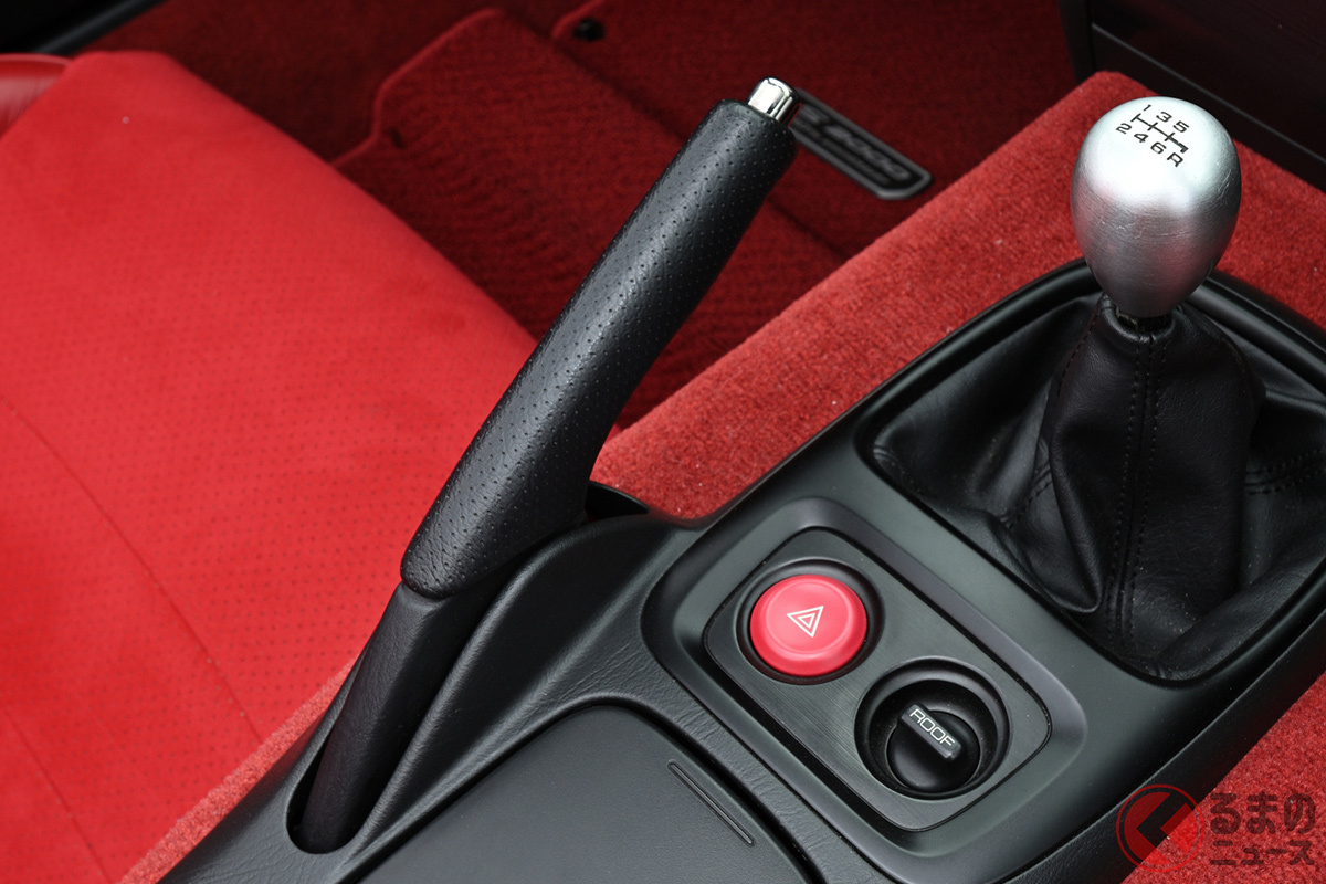 手動のサイドブレーキは長年使っているとヘタってくることもあるため定期的なメンテナンスが必要! さらに「カチカチ」と音がするまでシッカリ引くこと!