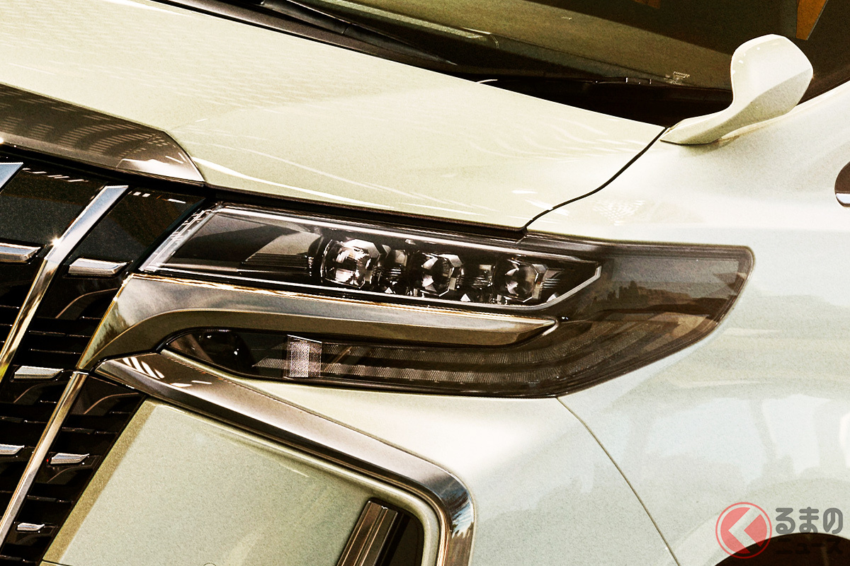 2023年に新型「アルファード」登場か!? 4代目に全面刷新で高級志向はどうなる?(画像は現行の印象的なヘッドライト)