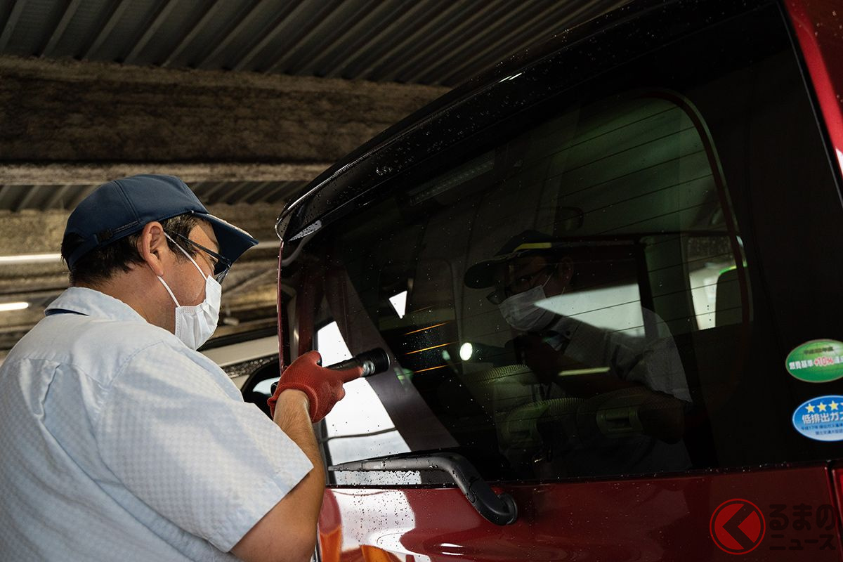 屋内+濃いスモークガラスでは車内の様子がよく見えないため懐中電灯などで照らして巡回するという