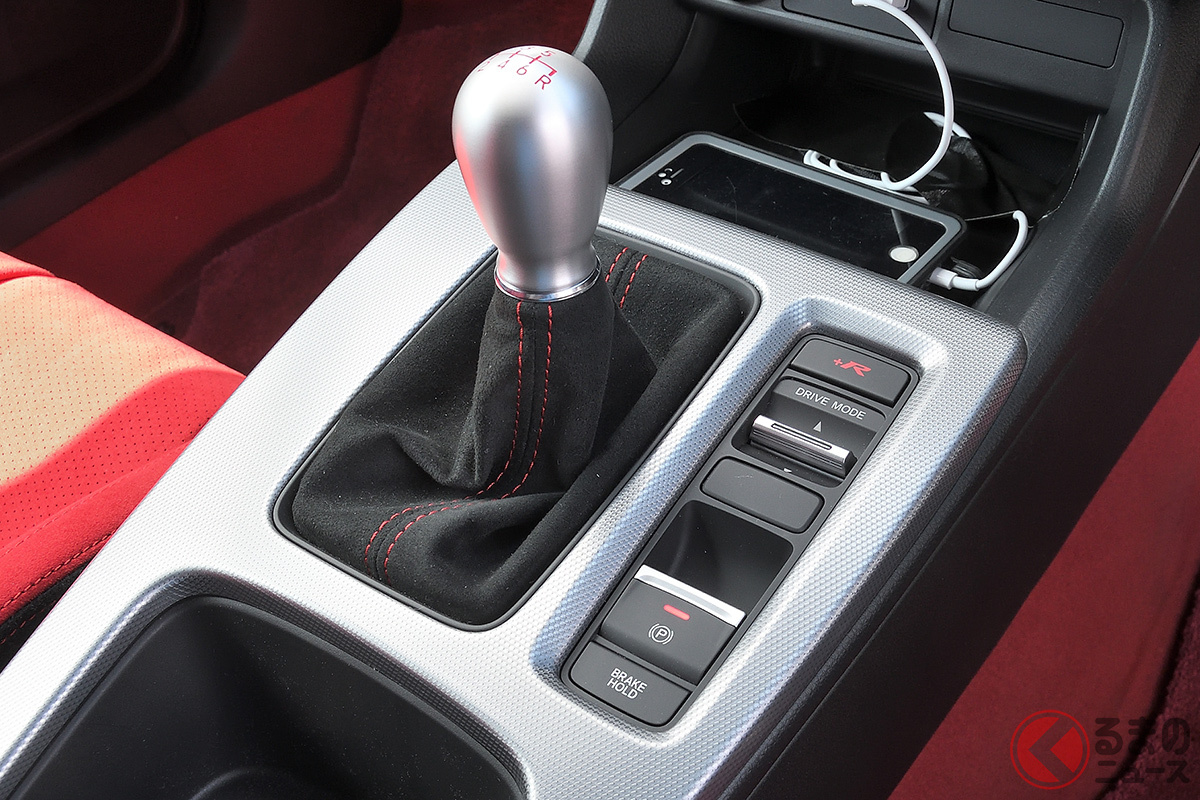 最近のMT車ではブレーキホールド機能がついているため坂道でも余裕をもって発進出来る!(画像はホンダ新型「シビックタイプR」)