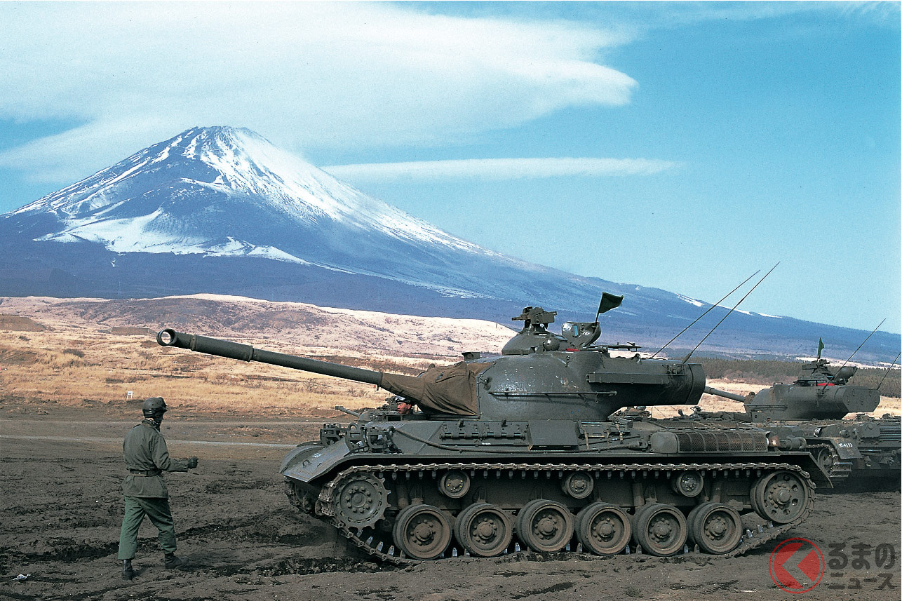 富士総合火力演習も行われる東富士演習場で射撃訓練準備中の61式戦車。左の車長の誘導で後進している。(画像:月刊PANZER編集部)
