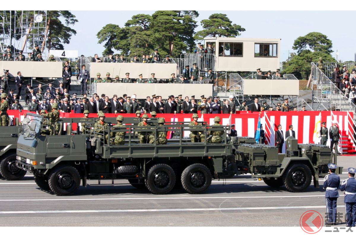 野外炊具もれっきとした需品科の防衛装備品であり観閲式パレードにも参加する。（画像：月刊PANZER編集部）