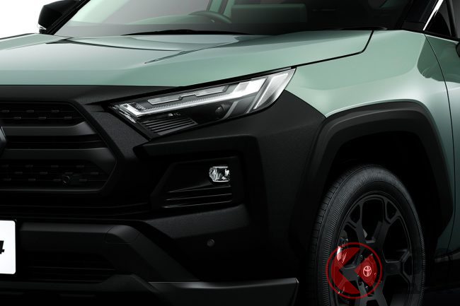 トヨタ斬新「真っ黒顔SUV」初披露目! 車高UP&ゴリゴリ塗装 採用した
