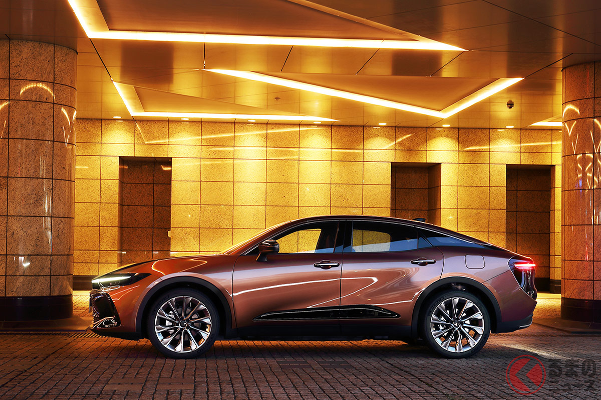 なぜトヨタ新型「クラウンクロスオーバー」には日本語以外の言葉が書かれている? その意味は?