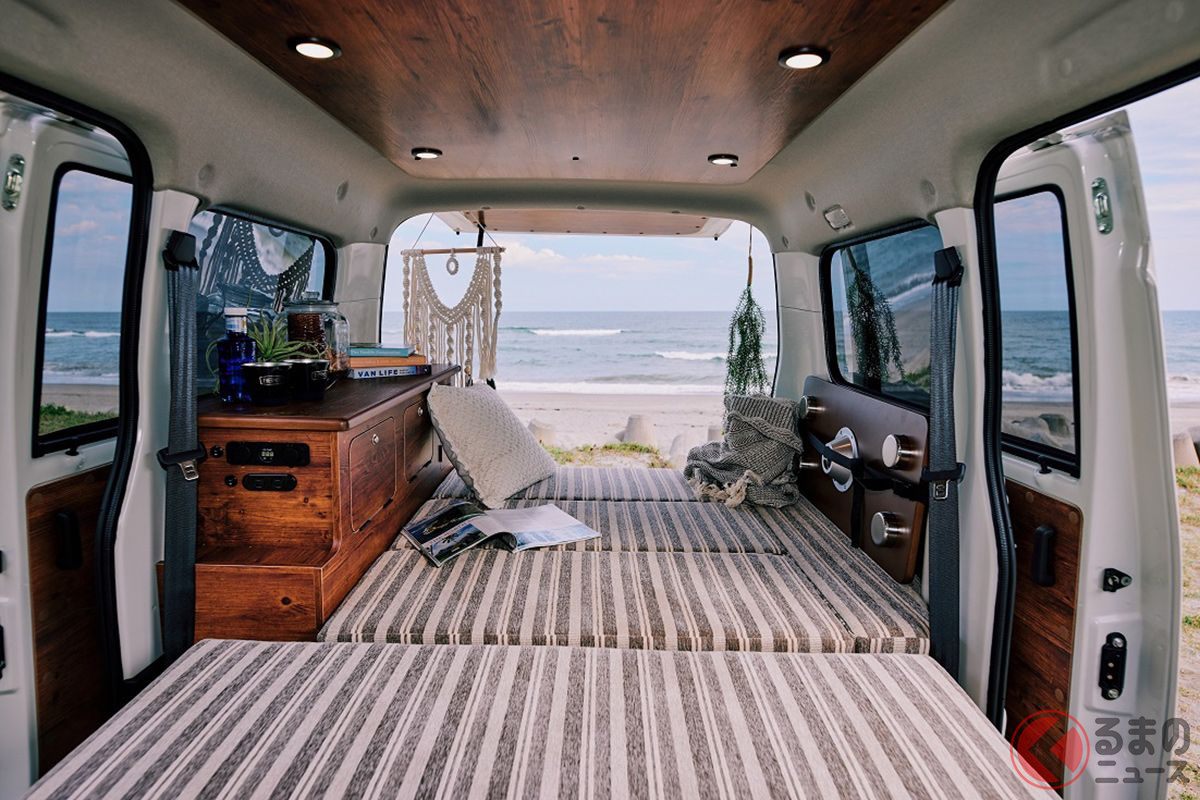 多彩なアレンジが可能なREVOシートは1200幅のサイズとなり、倒すことでベットのような使い方が可能