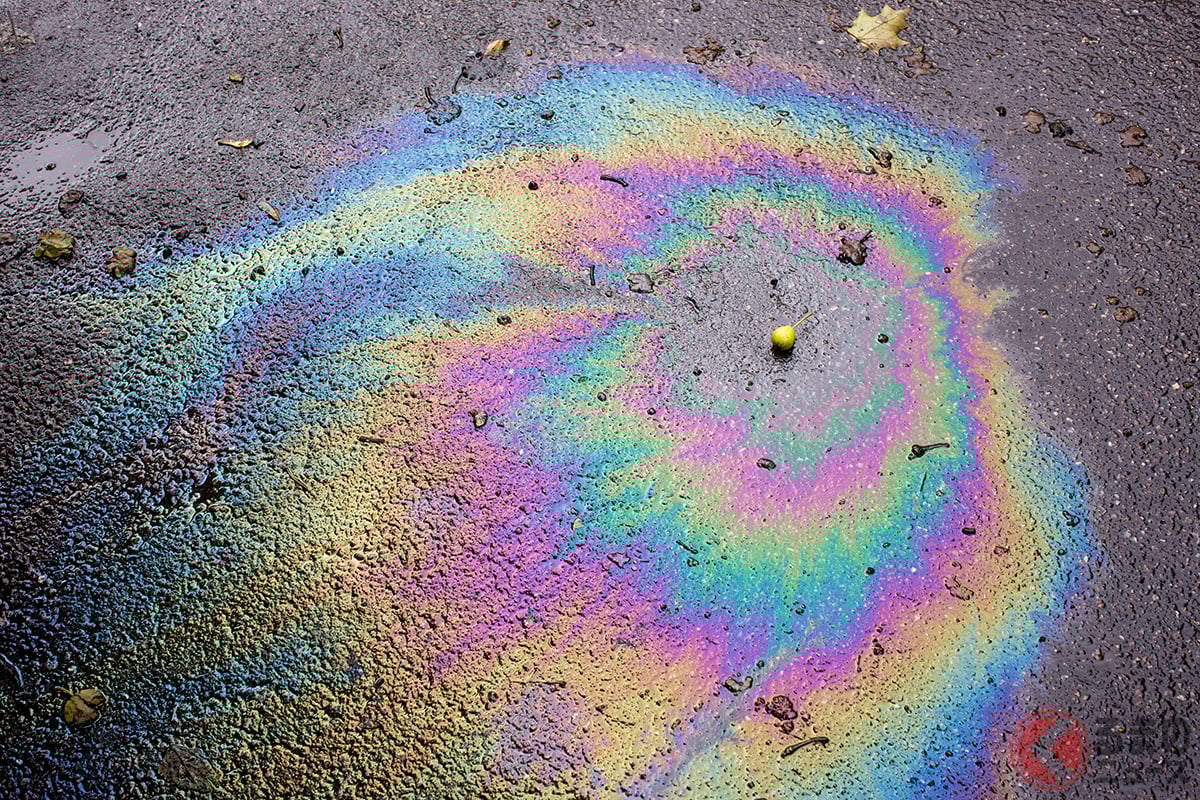 雨の日に見かける道路の「虹色のシミ」 これの正体はなんなのか?