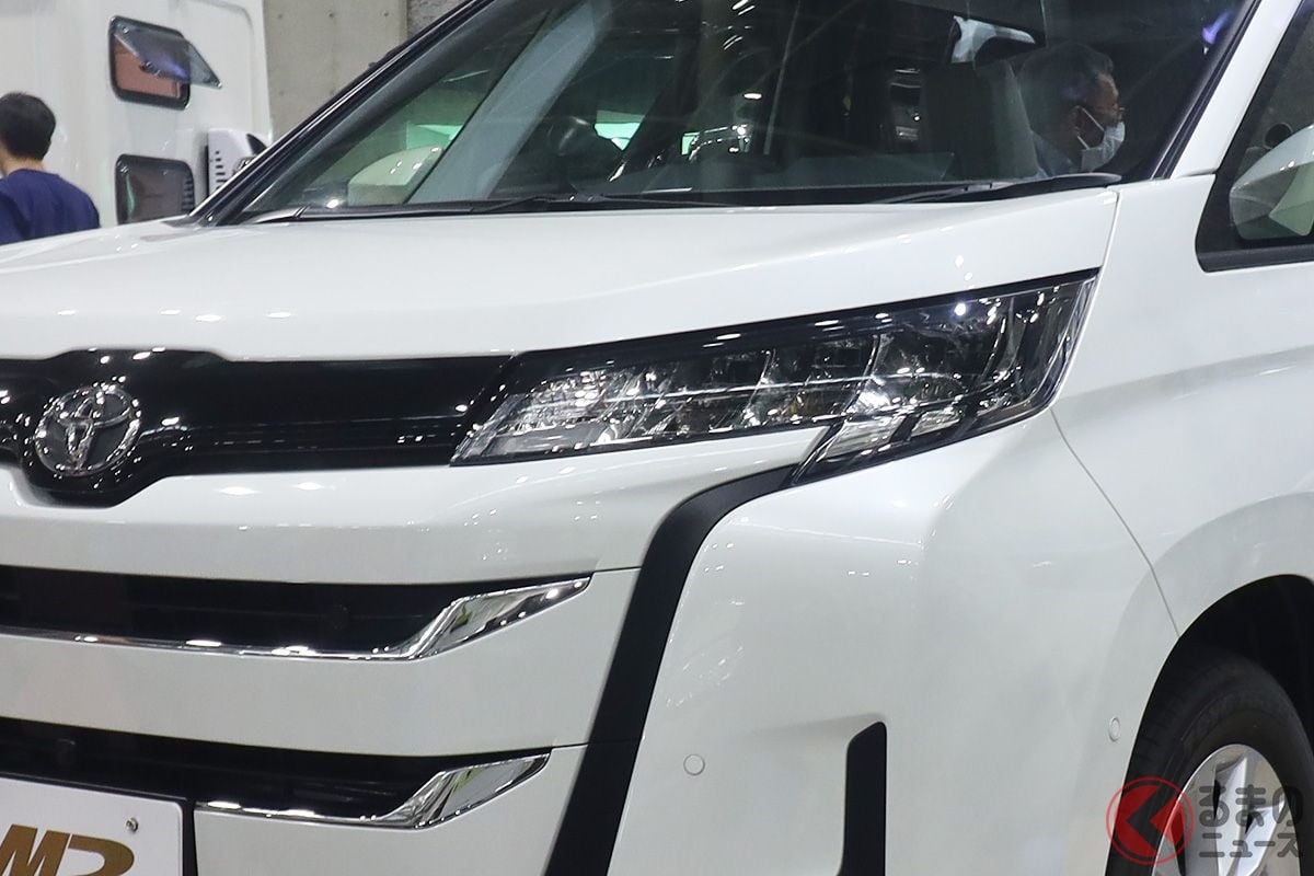 なんだ!? トヨタの新型「どこでも車中泊仕様」が凄い! 屋根パカで快適性アップするミニバンとは