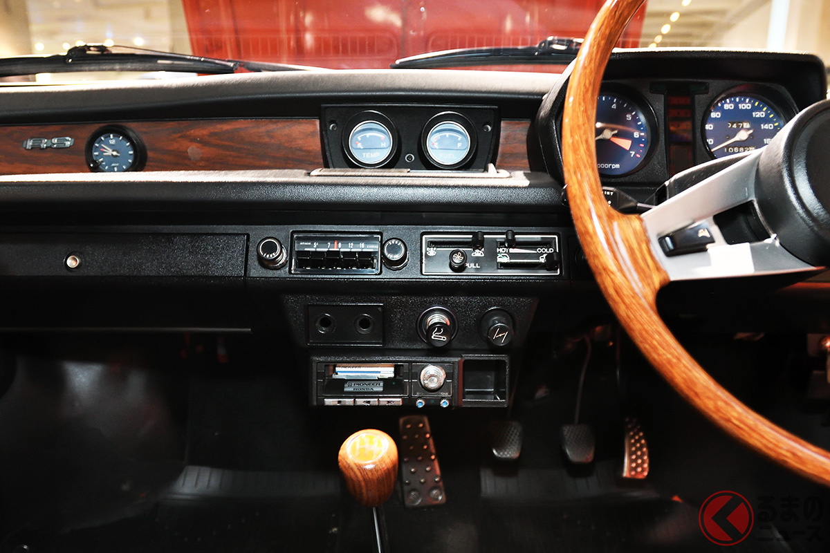 ホンダ「シビック RS」には木製ステアリング&シフトノブ、木製パネルが採用されたいた