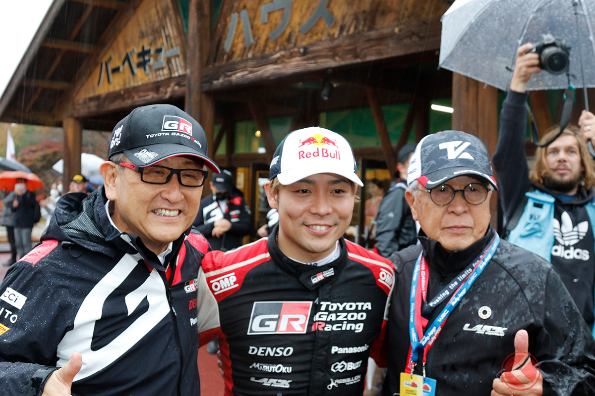 豊田章男会長(左)勝田貴元選手(中央)元WRCドライバーで祖父の勝田照夫氏(右)