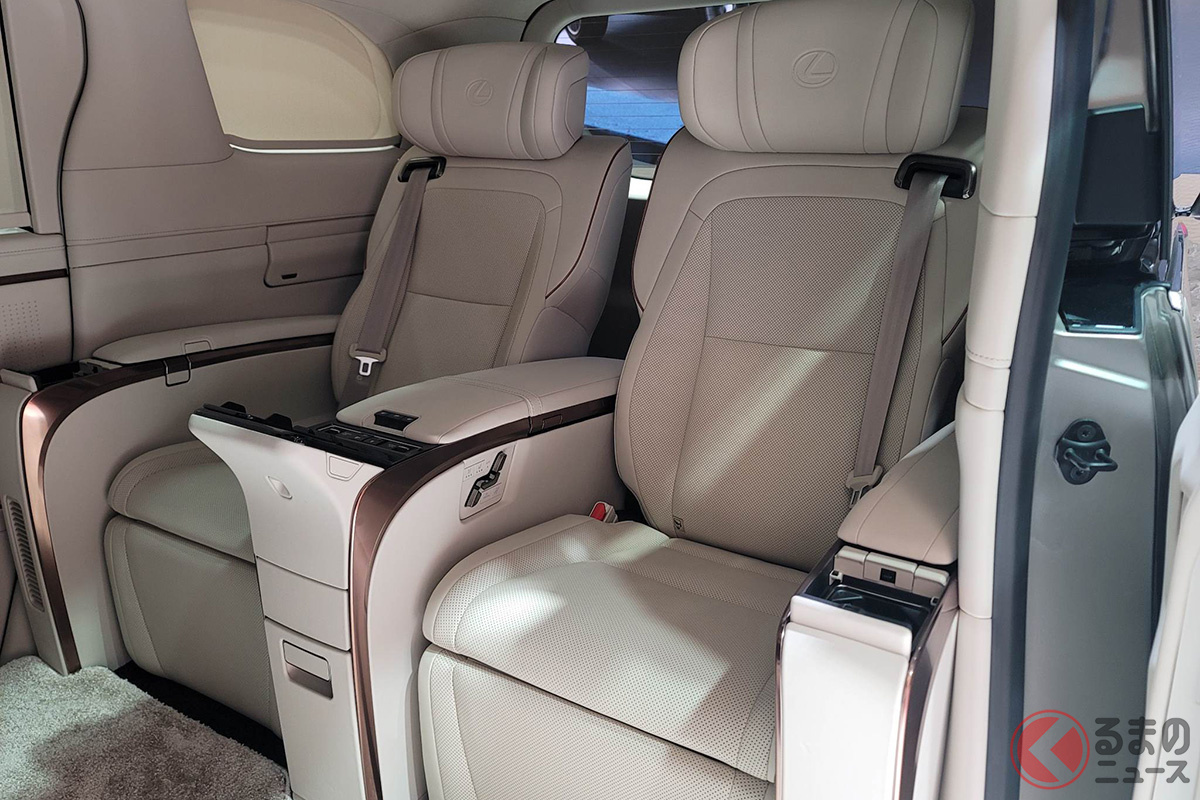 ファーストクラスのような空間となる後席(画像はLM500hの4座仕様)