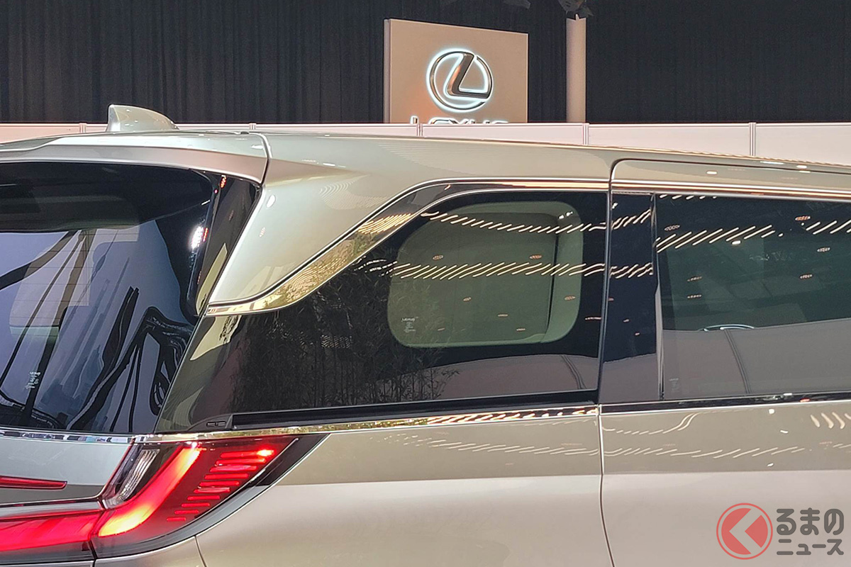 独特なリアクォーターウインドウを採用したレクサス新型「LM」(画像はLM500h)