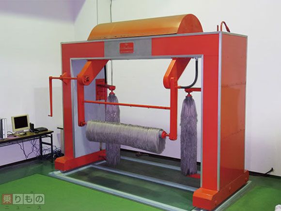 ビユーテーの前身、竹内鉄工（現・タケウチテクノ）が1962年に日本で初めて開発した移動式ブラシ付き門型自動洗車機（写真はその量産第1号機）。日本機械学会の「機械遺産」に認定されている（画像：タケウチテクノ）。