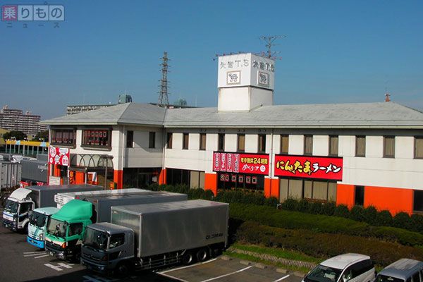 さいたま市にある大宮トラックステーション。24時間営業のラーメン店が入居し、宿泊施設もある（画像：大宮トラックステーション）。