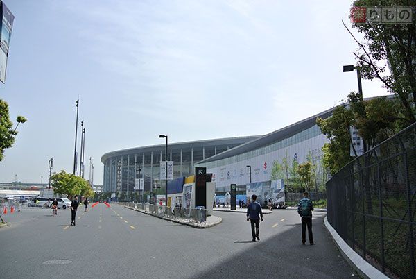 「上海モーターショー2017」会場のナショナル・エキシビション＆コンベンションセンター（鈴木ケンイチ撮影）。