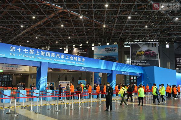 「上海モーターショー2017」の様子（鈴木ケンイチ撮影）。