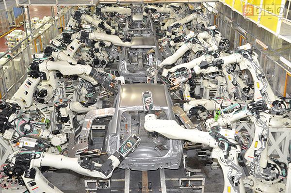トヨタは1980年代より、クルマの製造工程に産業用ロボットを導入している（画像：トヨタ）。