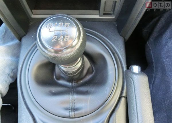 MT車シフトレバーのイメージ。AT限定の免許では運転できない（画像：写真AC）。