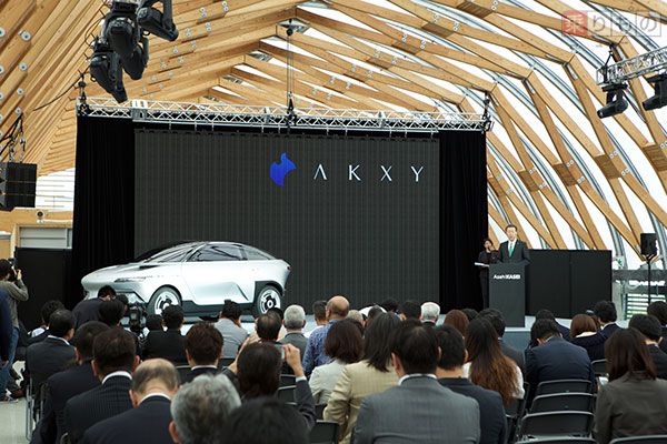 2017年5月17日に開かれた「AKXY」発表会の様子（画像：GLM）。