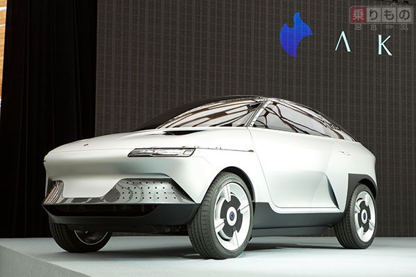 旭化成とのコラボから生まれたコンセプトカー「AKXY」の、2017年5月17日に開かれた発表会の様子（画像：GLM）。