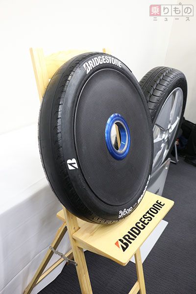 ブリヂストンが大会で供給するソーラーカー専用タイヤ。通常のエコタイヤをはるかにしのぐ低転がり性能を発揮する（2017年6月5日、乗りものニュース編集部撮影）。