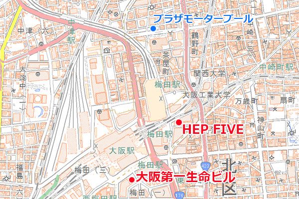現在の「HEP FIVE」の場所にはかつて「梅田モータープール」があったほか、大阪第一生命ビルの地下2、3階にもモータープールが設けられていた（国土地理院の地図を加工）。