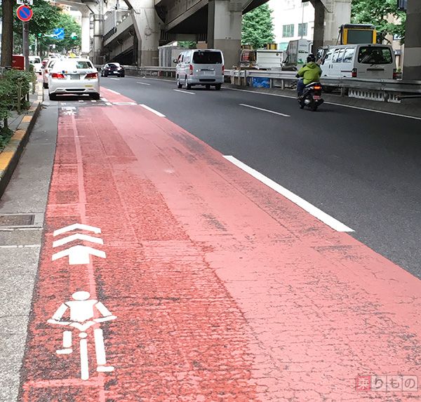 車道の左側端には、自転車の通行場所や方向を案内する「自転車ナビマーク」が設置されていることも（2017年6月、乗りものニュース編集部撮影）。