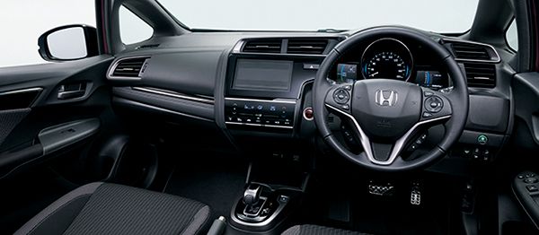 「HYBRID・S Honda SENSING（FF）」インパネまわり、オプション装着車。ブラック×グレーライン（画像：ホンダ）。