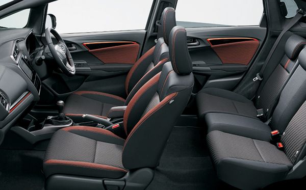 「RS・Honda SENSING（FF／6MT）」インテリア、オプション装着車。ブラック×オレンジライン（画像：ホンダ）。