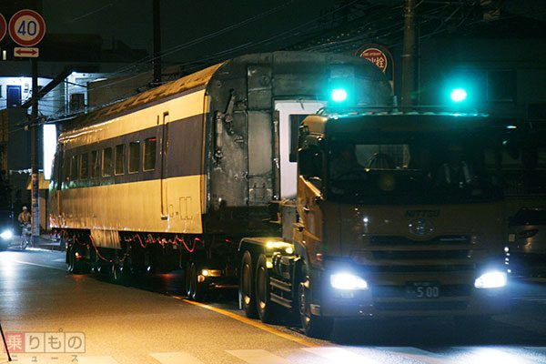 写真の緑の灯火は速度表示装置ではなく、緑の回転灯が点灯しているもの。鉄道車両など、とりわけ長大なものを運ぶ際に使用される（2008年8月、恵 知仁撮影）。