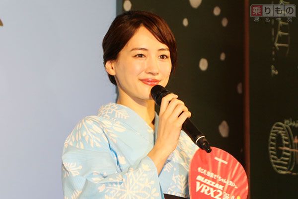 「ブリザック VRX2」発表会に綾瀬はるかさんが登壇（2017年7月20日、乗りものニュース編集部撮影）。