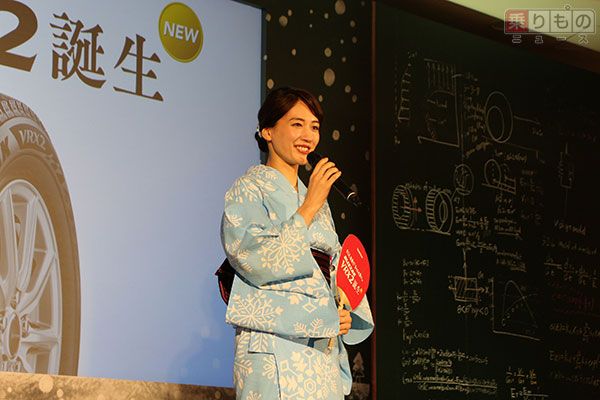 「ブリザック VRX2」発表会に綾瀬はるかさんが登壇（2017年7月20日、乗りものニュース編集部撮影）。