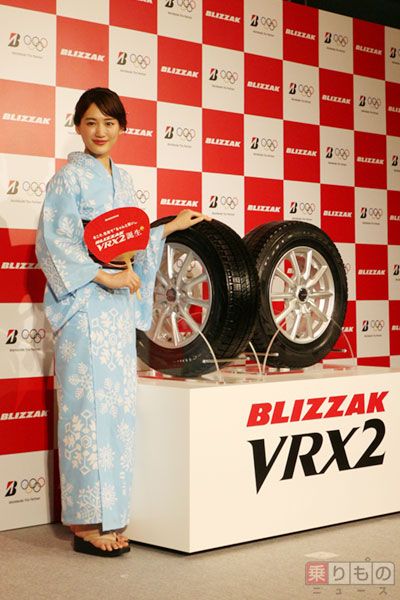「ブリザック VRX2」発表会に登壇した綾瀬はるかさん。冬タイヤ発表会にあわせ、雪の結晶をあしらった浴衣姿を披露（2017年7月20日、乗りものニュース編集部撮影）。