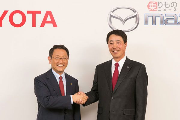 トヨタの豊田章男社長（左）とマツダの小飼雅道社長。写真は2015年5月13日、両社が業務提携に向け基本合意した際のもの（画像：トヨタ）。