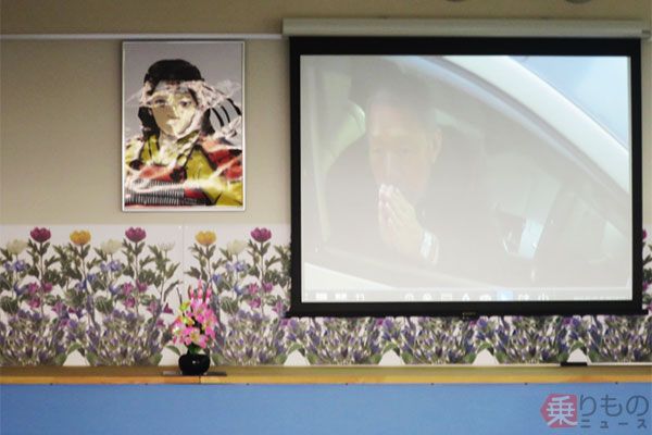 ドライブスルーで参列した人の様子は式場内に映像で投影される。写真はイメージ（画像：竹原重建／冠婚葬祭愛知グループ）。