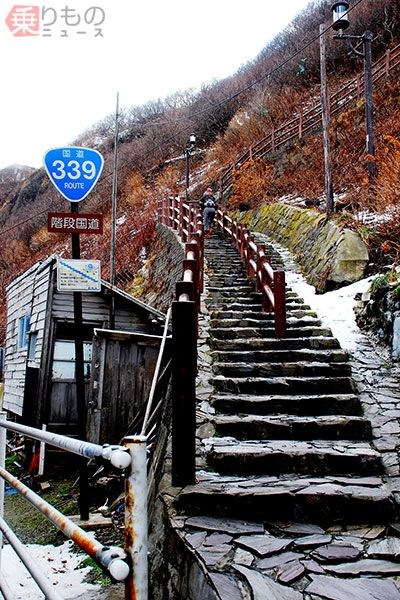 青森県の国道339号「階段国道」も、車両が通行できないことから「点線国道」のひとつとなっている（松波成行撮影）。