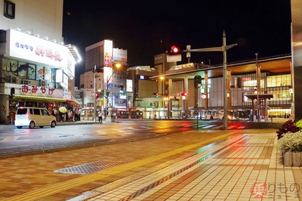 夜の長野駅前。県内では「路上寝込み」死亡事故が増加している（画像：photolibrary）。