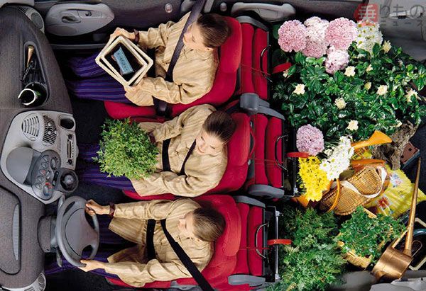 フィアット「ムルティプラ」。後席をすべて倒して荷室を広げられる（画像：Fiat Chrysler Automobiles）。