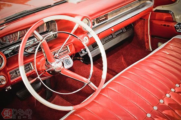 古いアメリカ車によく見られるベンチシート。写真はイメージ（画像：whitestone／123RF）。