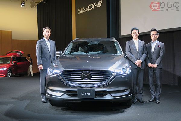 新型「CX-8」発表会に登壇したマツダの、（左から）小飼雅道代表取締役社長兼CEO、松岡英樹主査、諌山慎一チーフデザイナー（2017年9月14日、乗りものニュース編集部撮影）。