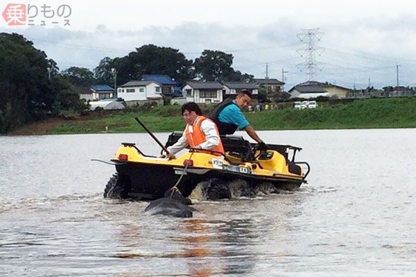 2015年9月、茨城県を中心に発生した水害現場では、サポートマーケティングサービスの「ARGO」が出動。ウシの救助などに用いられた（画像：サポートマーケティングサービス）。